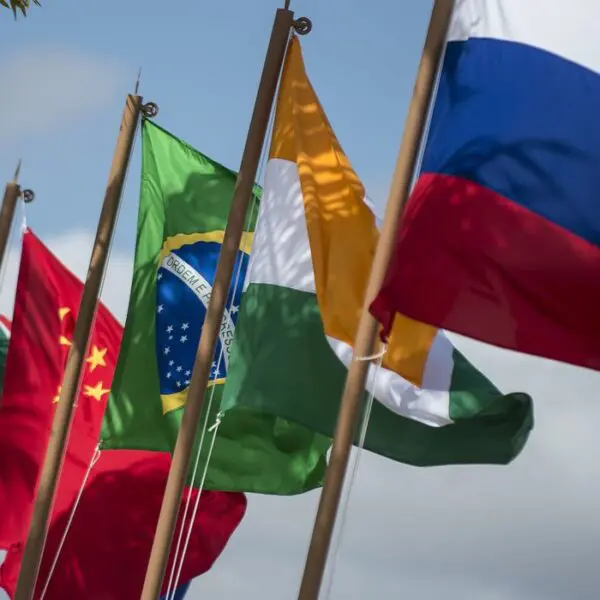 Bandeiras dos países que integram o Brics