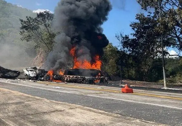 Bombeiros atuam em acidente com carreta de combustível em Minaçu