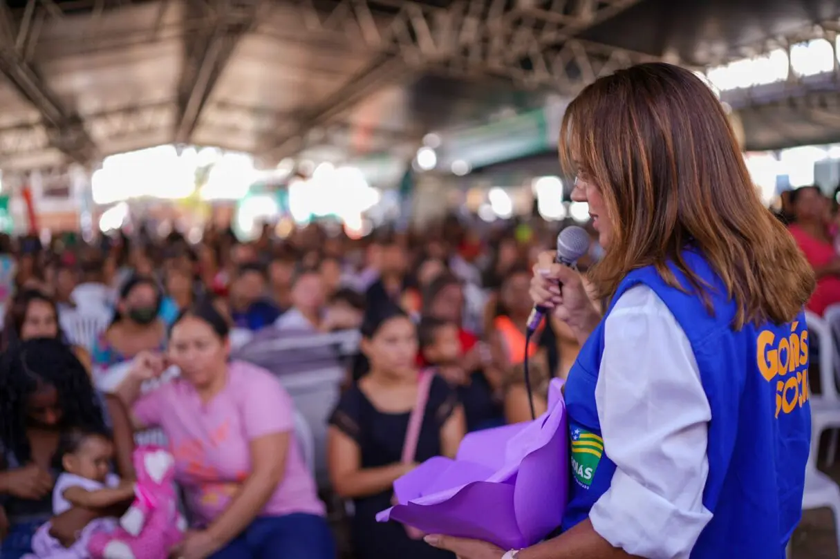 Gracinha Caiado inicia entrega do Cartão Dignidade