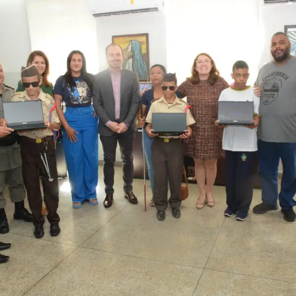 Secretária Fátima Gavioli entrega notebooks equipados com ledor de tela