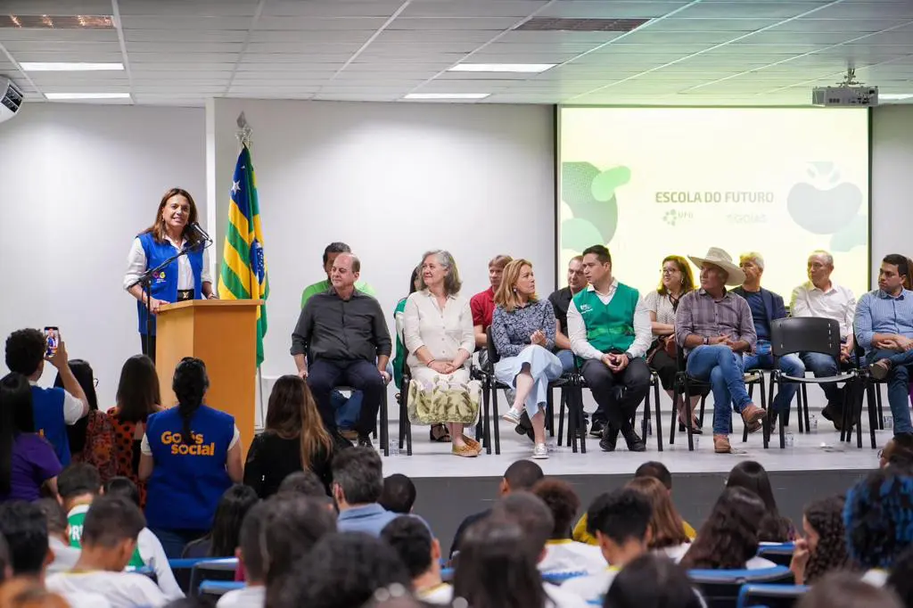 Escola do Futuro em Santo Antônio do Descoberto tem novos laboratórios