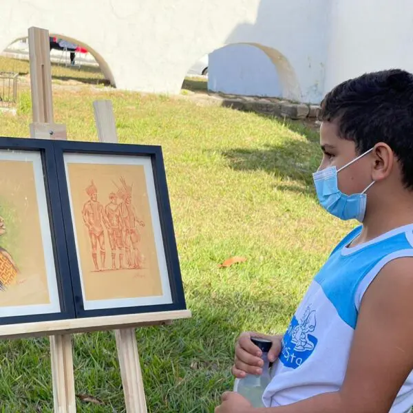 Menino olhando obra de arte_Mostra na Vila Cultural Cora Coralina