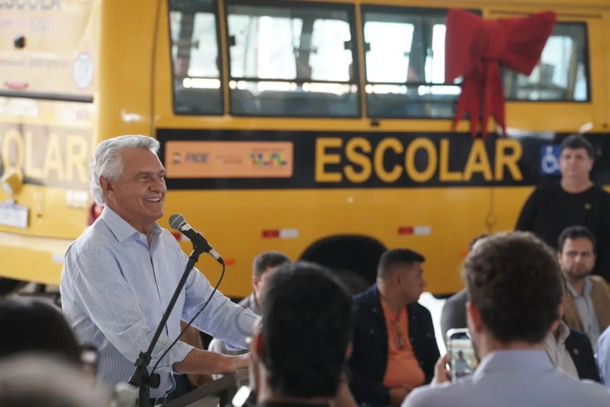 Caiado entrega 59 novos ônibus escolares para municípios