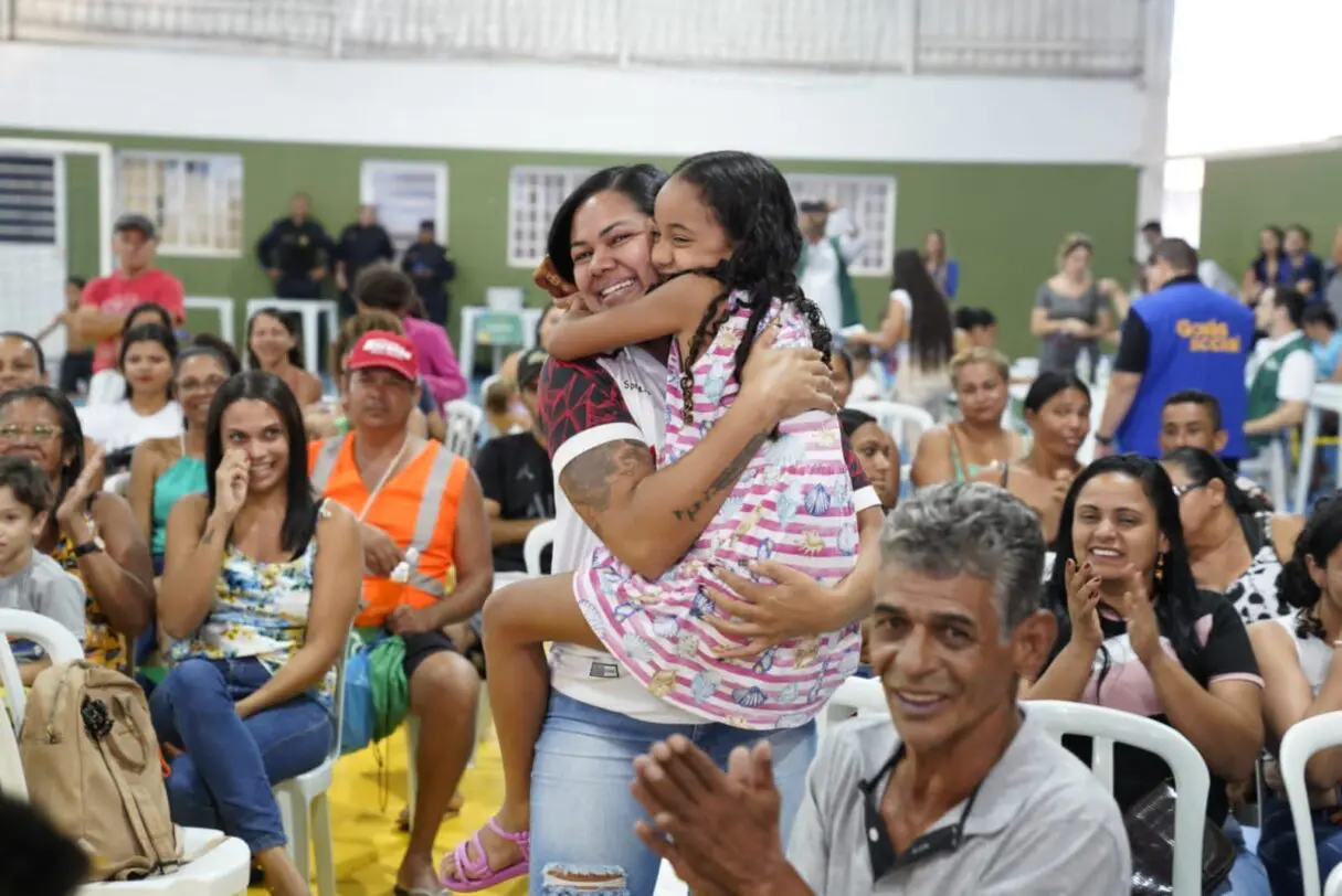 Sorteio de casas a custo zero em Sto Antônio_famílias comemorando