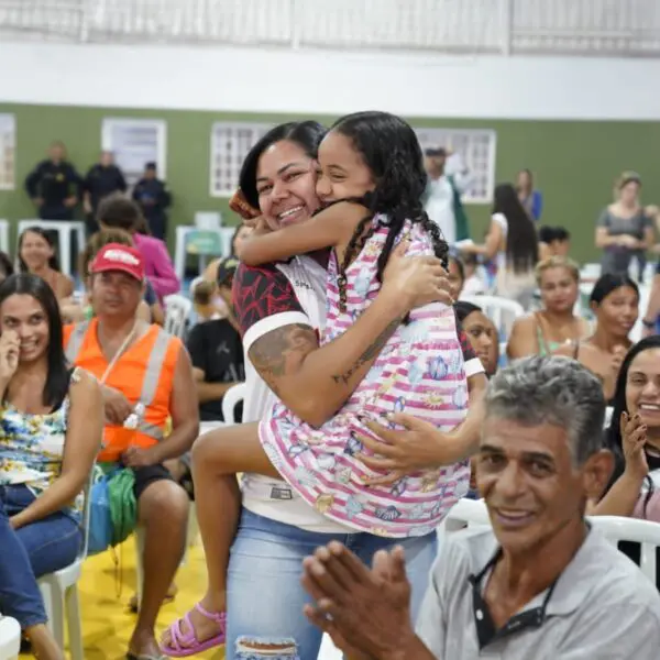 Sorteio de casas a custo zero em Sto Antônio_famílias comemorando