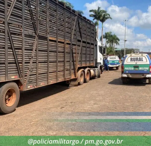 Carreta que seria usada para embarcar gado. Batalhão Rural impede crime