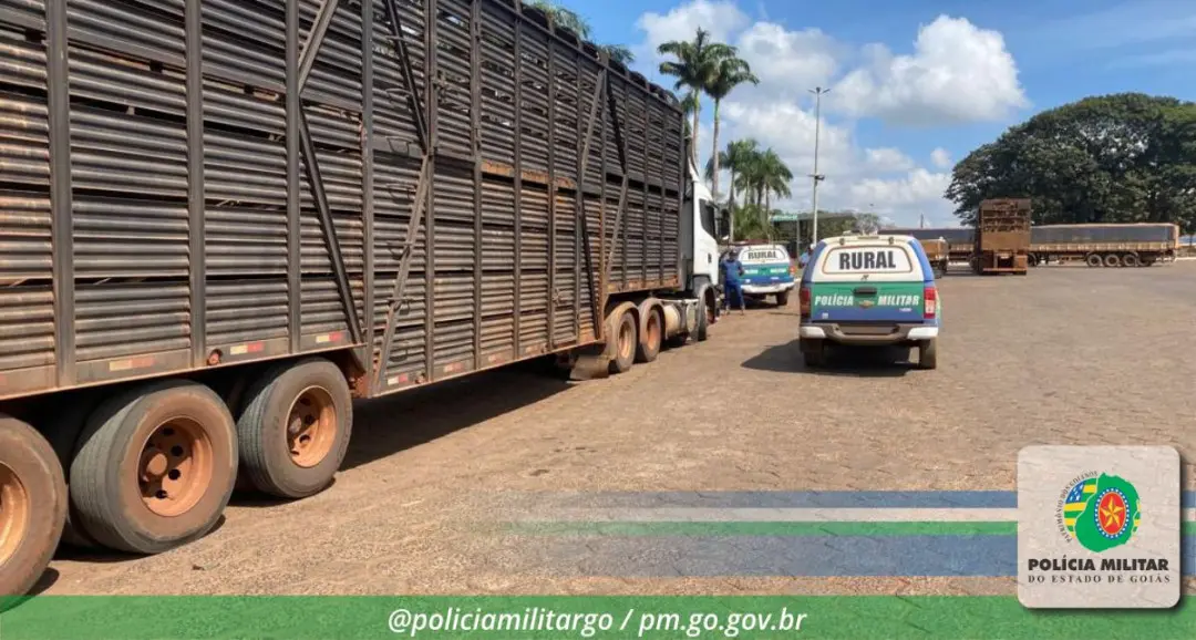 Carreta que seria usada para embarcar gado. Batalhão Rural impede crime