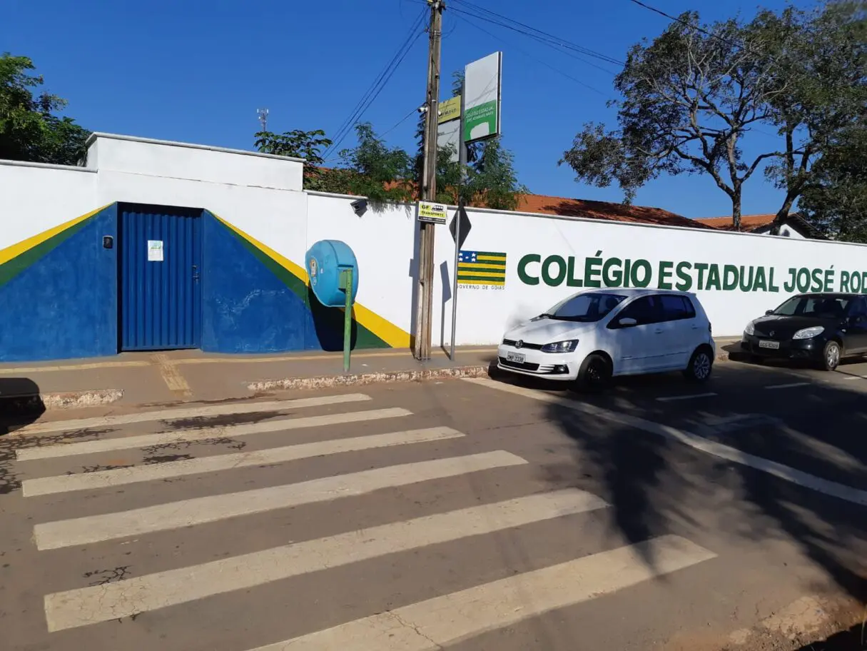 Fachada de colégio estadual em Goianira