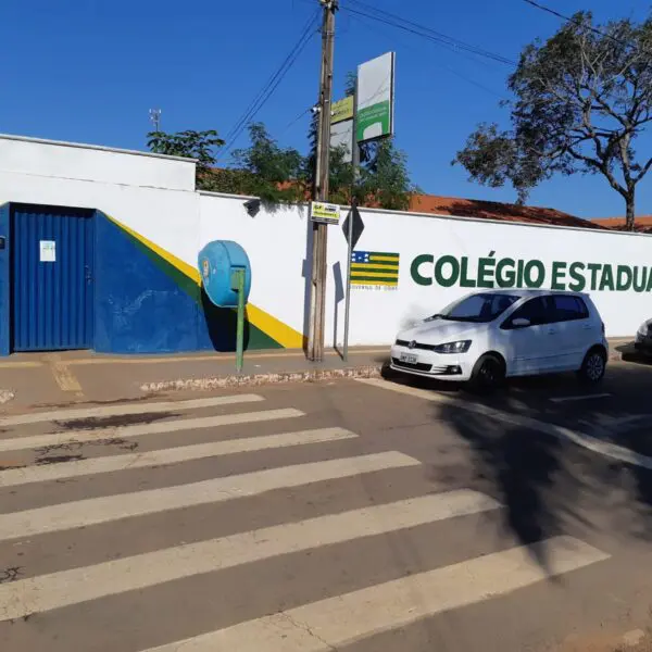 Fachada de colégio estadual em Goianira