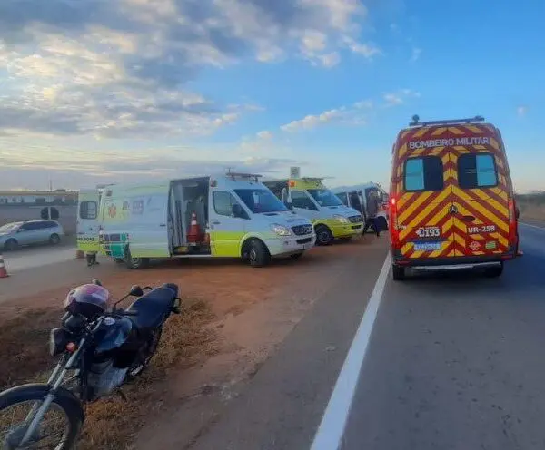 Bombeiros resgatam vítimas de acidente com ônibus escolar em Luziânia