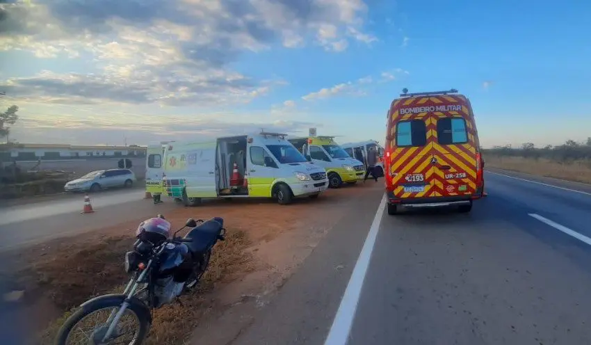 Bombeiros resgatam vítimas de acidente com ônibus escolar em Luziânia