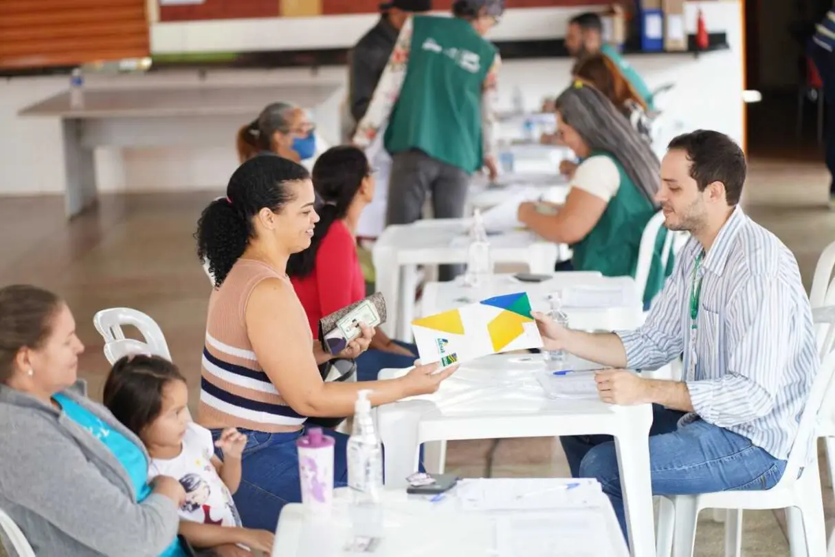 Agehab entrega escritura_regularizaço fundiária