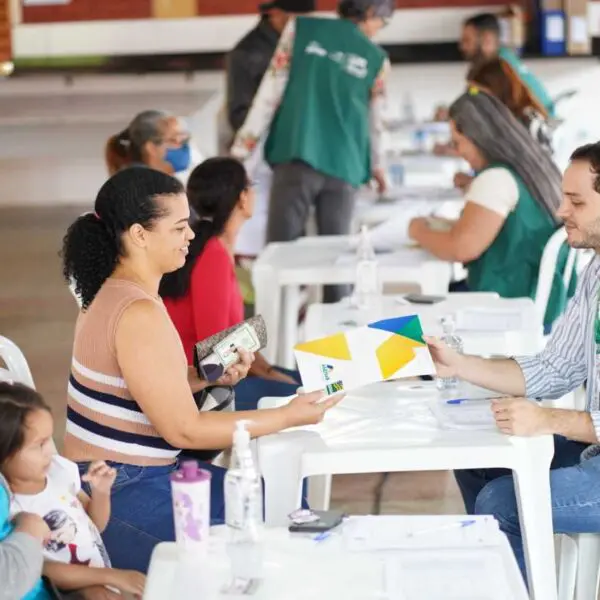 Agehab entrega escritura_regularizaço fundiária