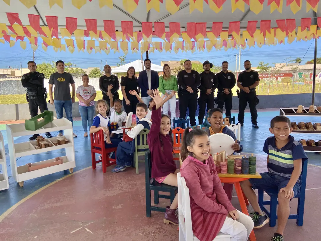 Polícia Penal entrega kits pedagógicos a escola municipal de Goiânia