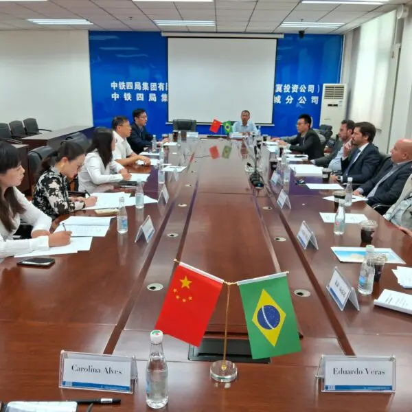 Reunião de integrantes da Missão goiana na China com empresários chineses