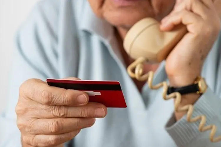 Caiado sanciona lei que proíbe oferecimento de empréstimos por telefone a idosos