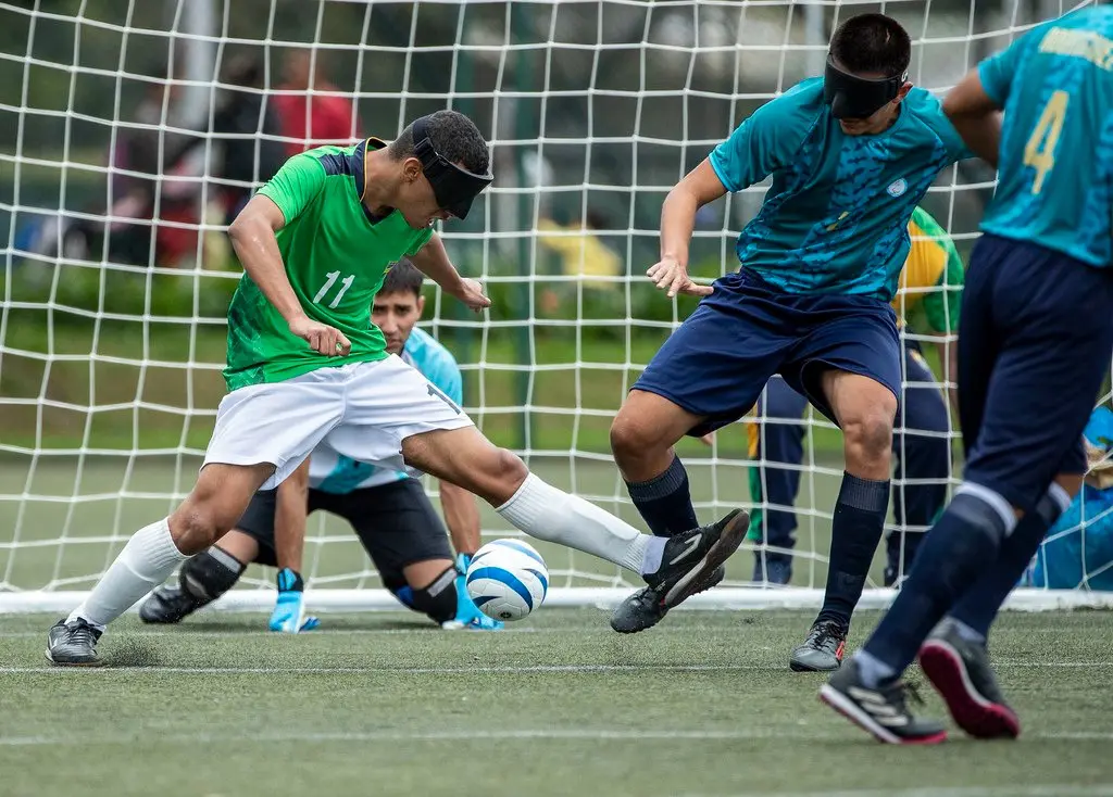 Raynã jogando futebol nos Jogos Parapan-Americanos