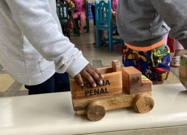 Criança brincando com brinquedo feitos por detentos do Complexo Prisional de Aparecida