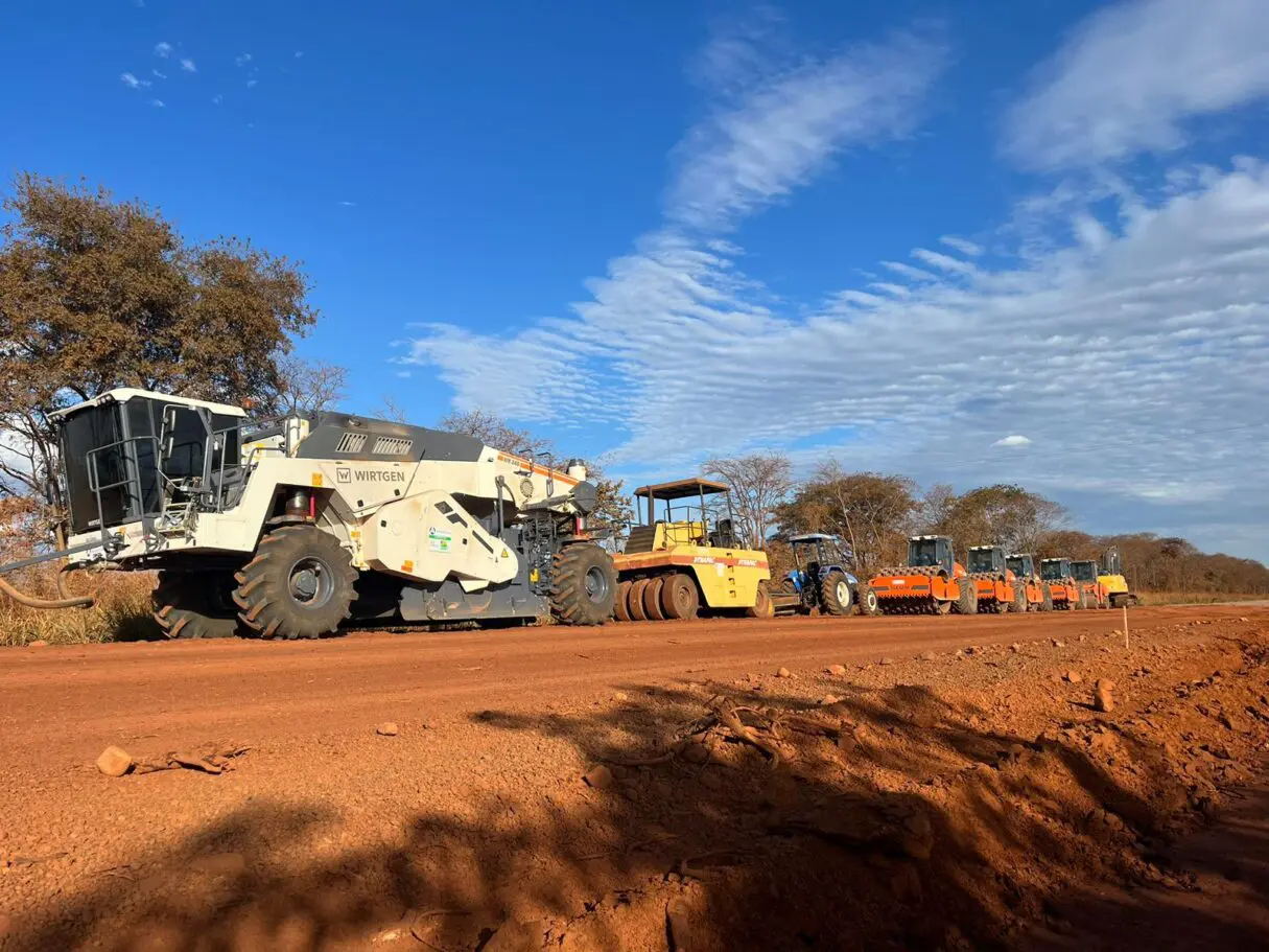 Caminhões realizando obras públicas