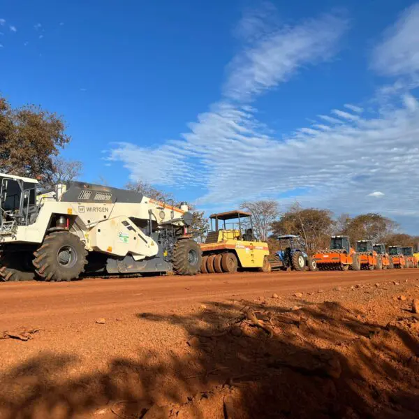 Caminhões realizando obras públicas