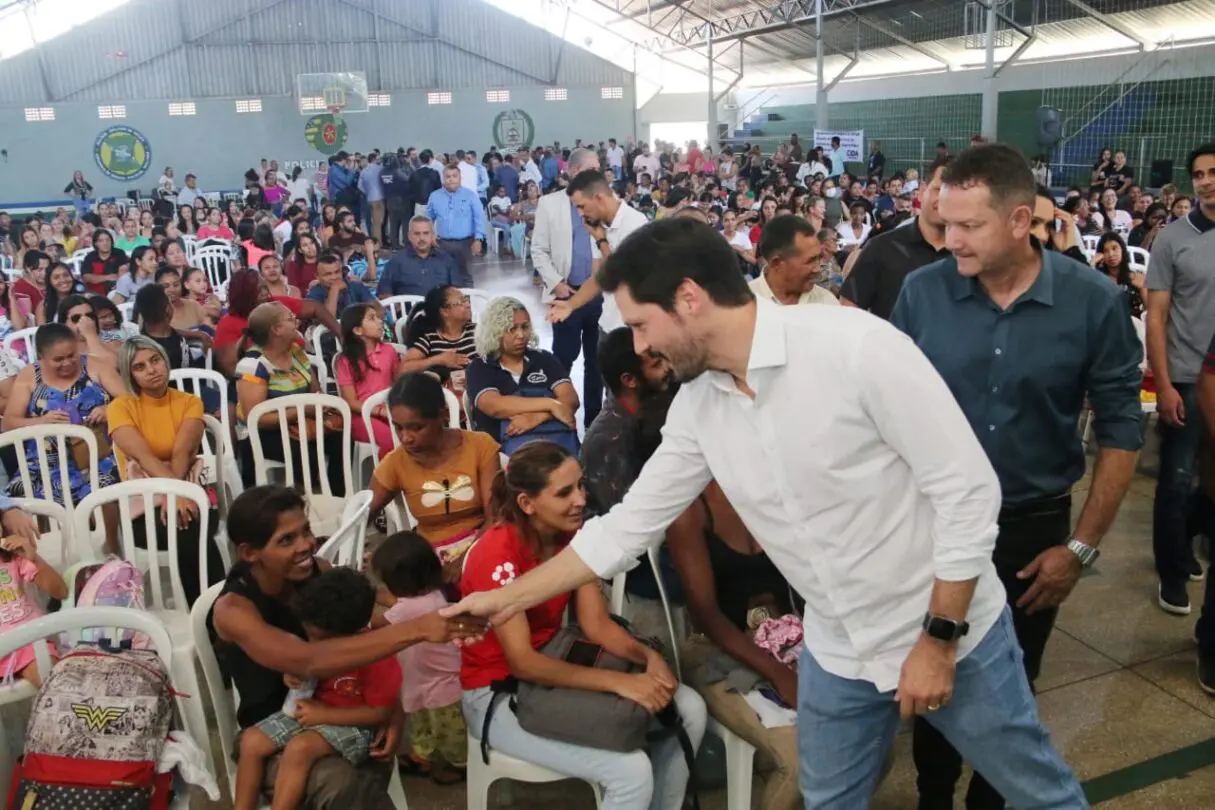 Governo de Goiás entrega cartões do Aluguel Social, em Aparecida de Goiânia