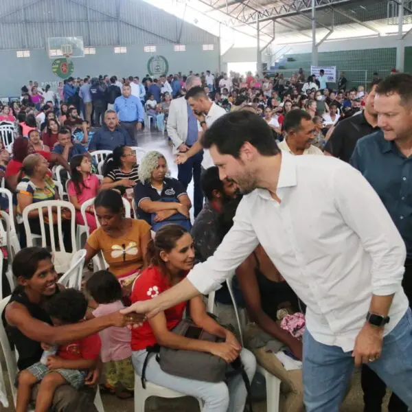 Governo de Goiás entrega cartões do Aluguel Social, em Aparecida de Goiânia