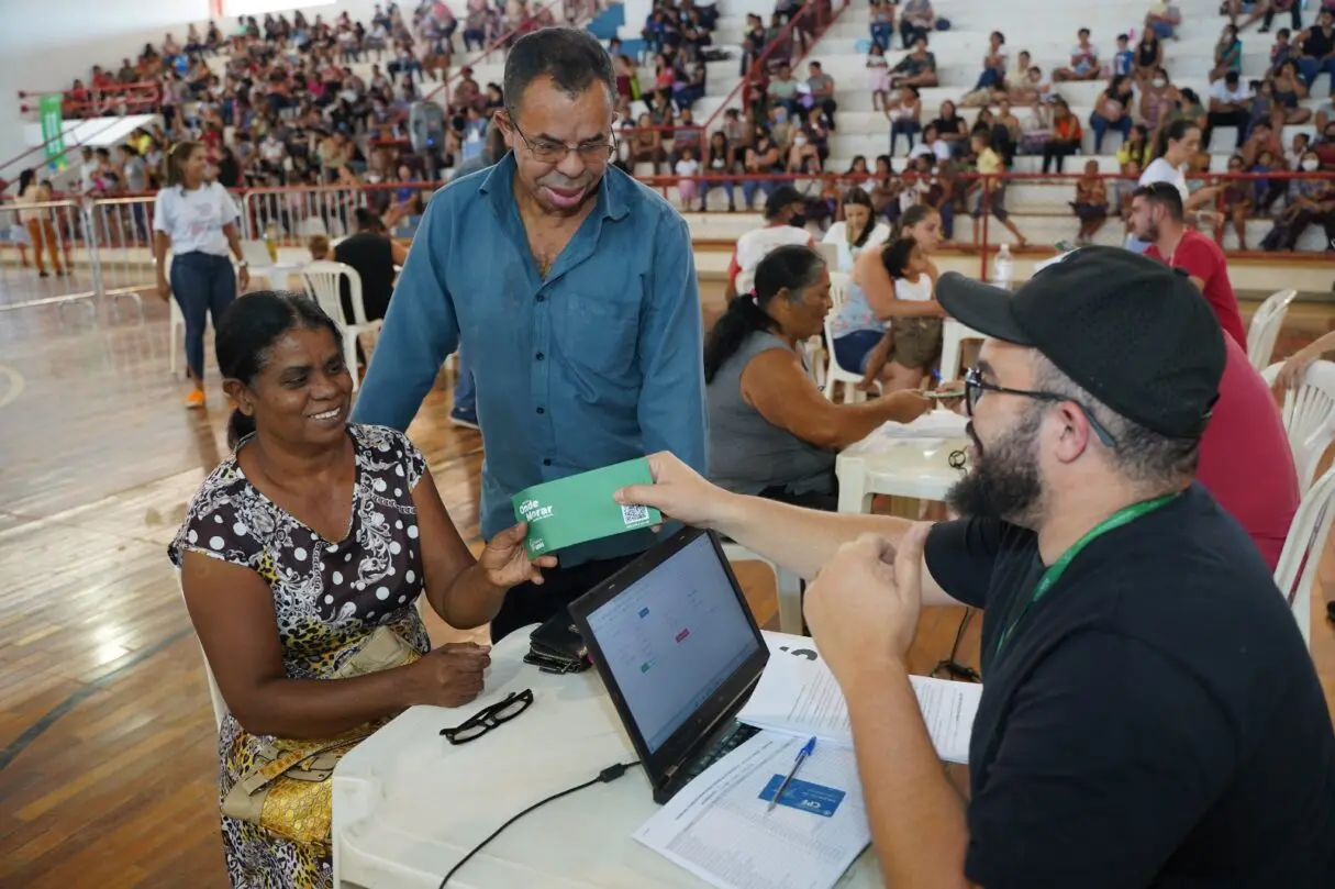 Famílias recebendo cartão do Aluguel Social