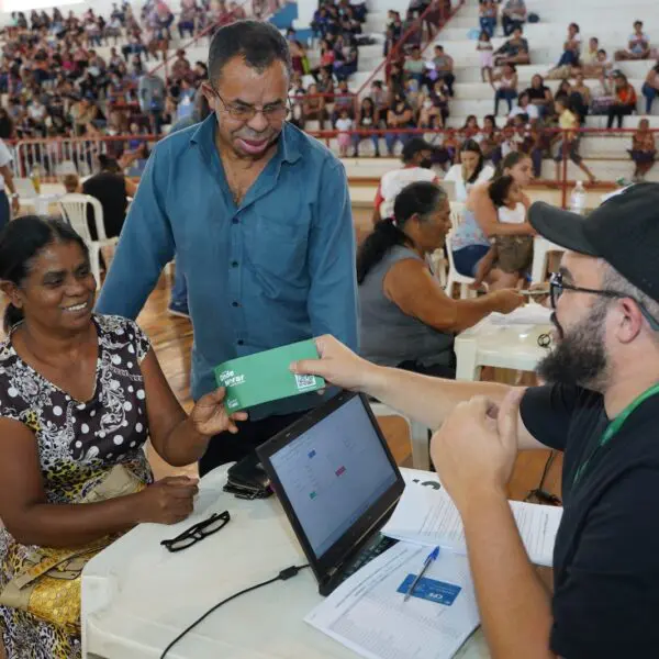 Famílias recebendo cartão do Aluguel Social