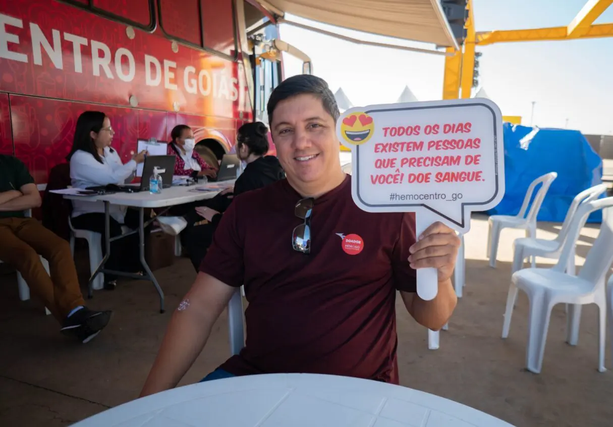 Um dos doadores de sangue na unidade móvel do Hemocentro