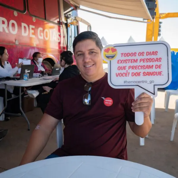 Um dos doadores de sangue na unidade móvel do Hemocentro