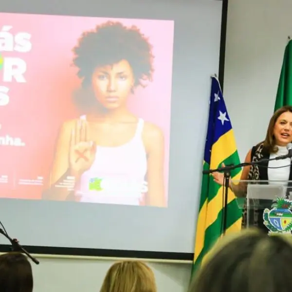 Vítimas de violência doméstica recebem cartões do Goiás por Elas