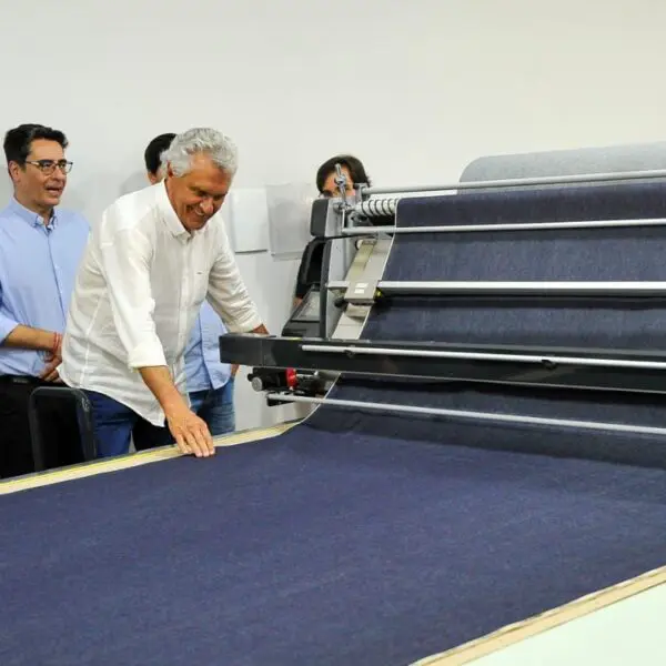 Caiado entrega máquina de corte de tecido para o setor de confecções em Ceres