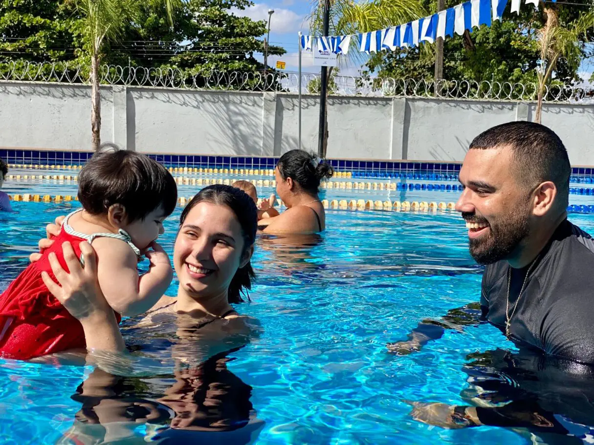 Mãe e filha durante natação do programa Meninas de Luz