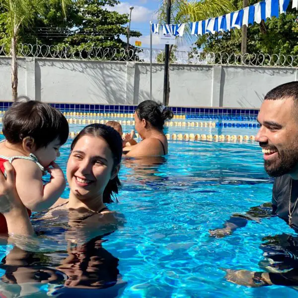 Mãe e filha durante natação do programa Meninas de Luz