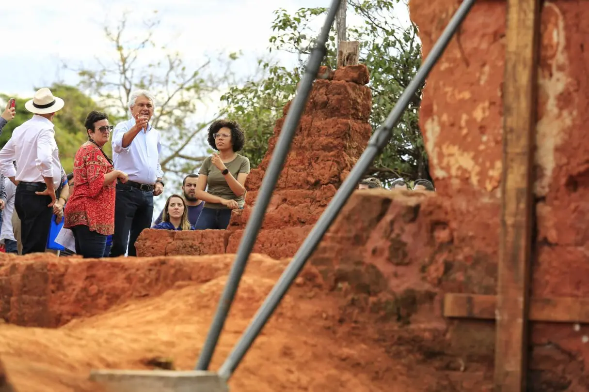 Caiado vistoria musealização das ruínas de Ouro Fino e destaca o valor histórico