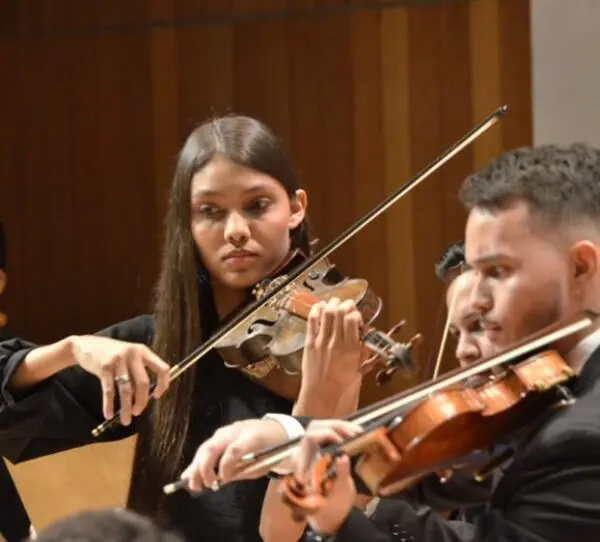 Orquestra tocando