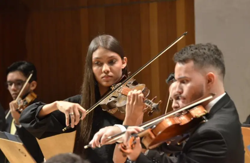 Orquestra tocando