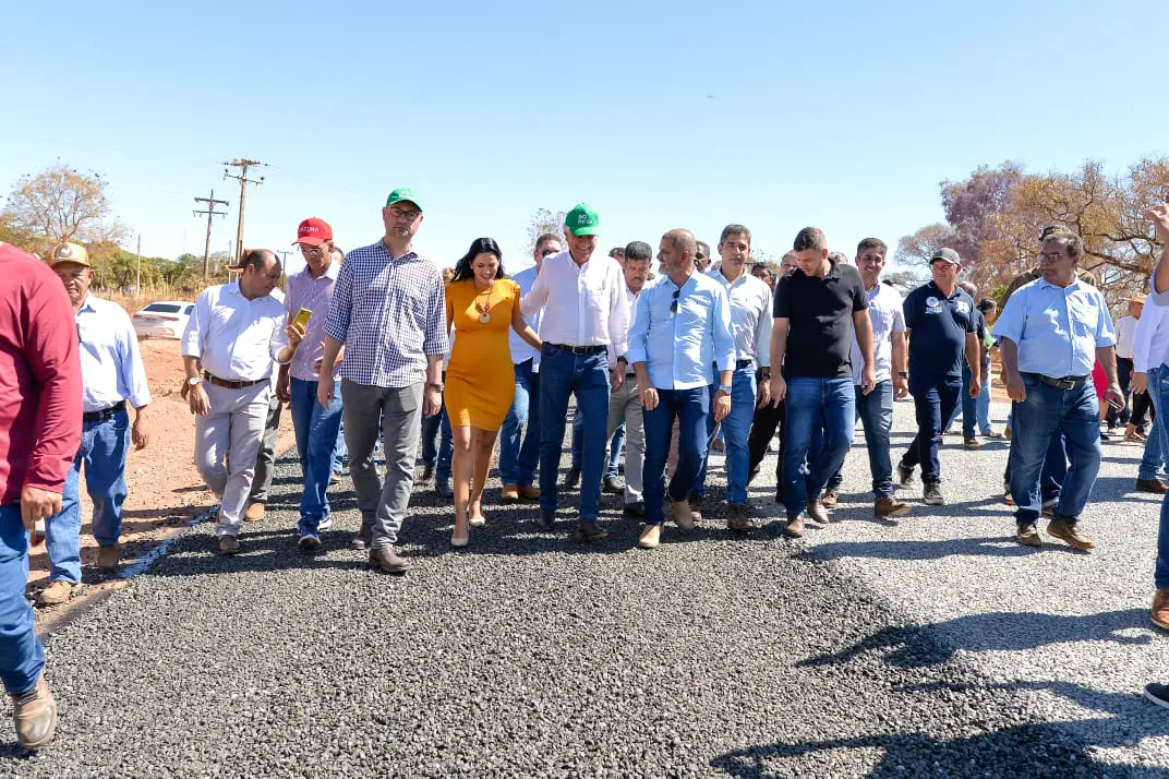 Caiado vistoria obras em rodovias no Vale do Araguaia