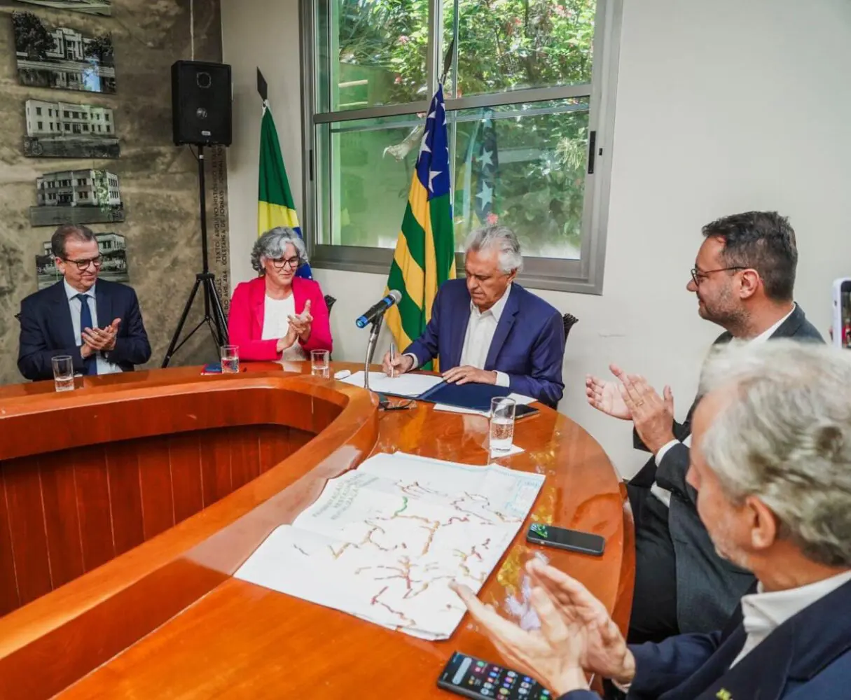 Reunião entre Governo e UFG_momento da assinatura do acordo