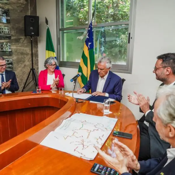 Reunião entre Governo e UFG_momento da assinatura do acordo