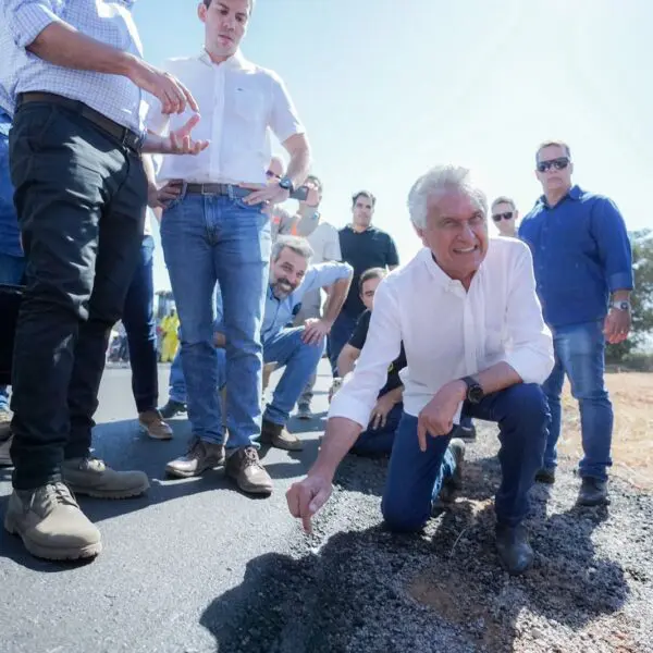 Caiado vistoria obra que teve recursos do Fundeinfra