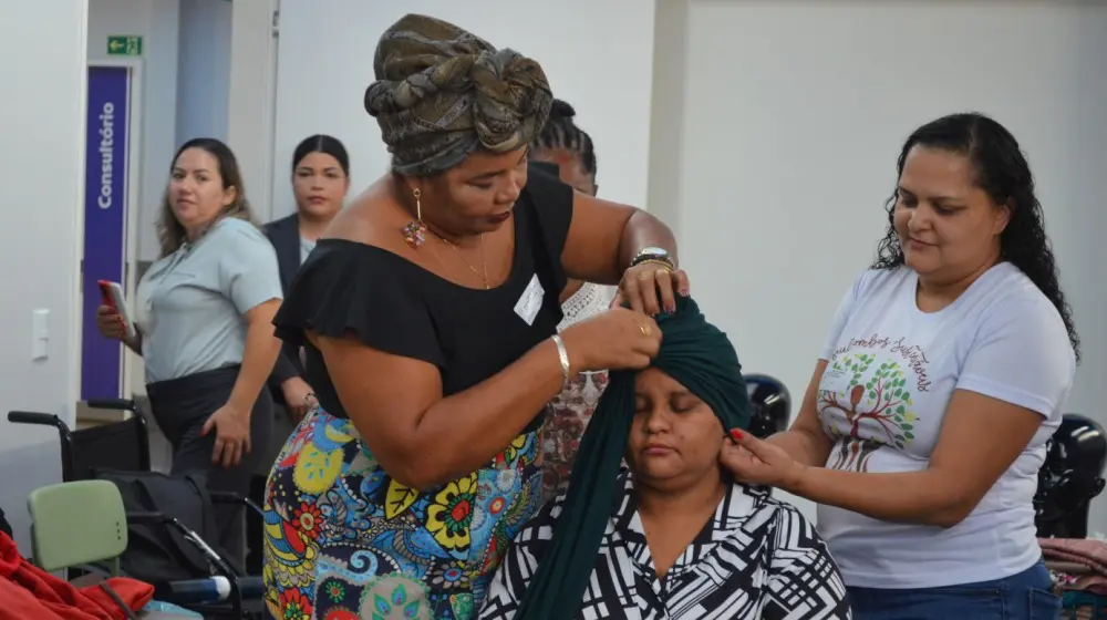 Mulheres quilombolas ensinam penteados com lenços a pacientes oncológicas do HCN