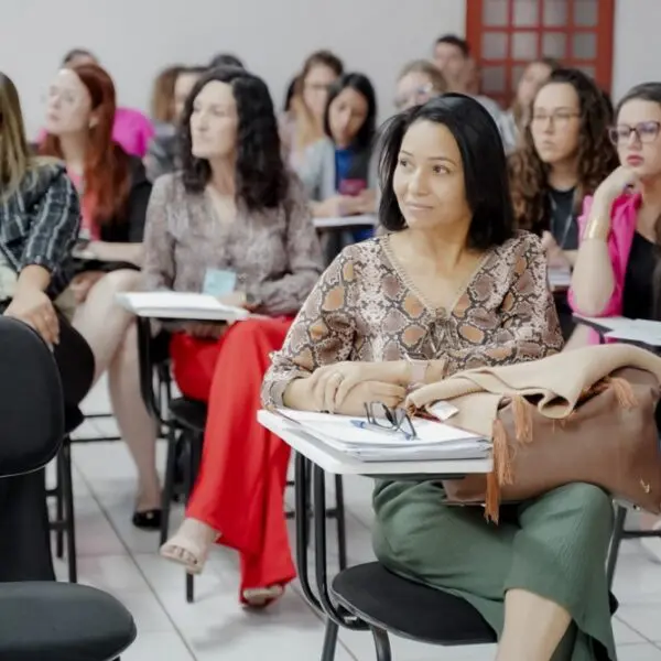 Reunião discute saúde mental dos estudantes, em Piracanjuba