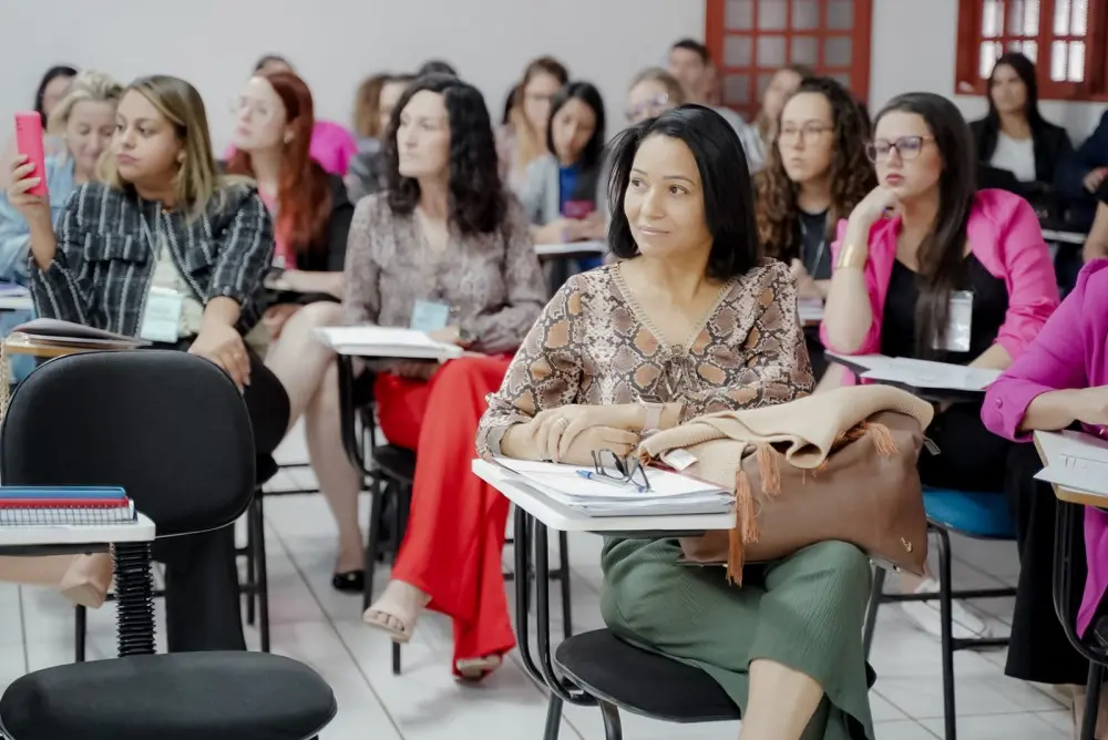 Reunião discute saúde mental dos estudantes, em Piracanjuba