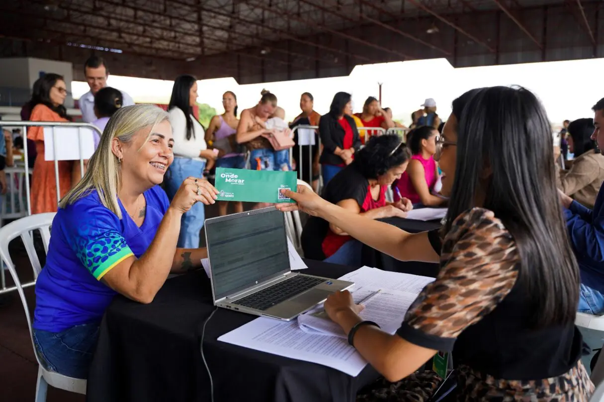 Agehab entrega cartões do Aluguel Social em Trindade