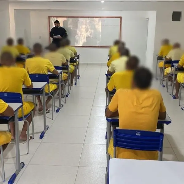 Detentos estudando para prova do Encceja