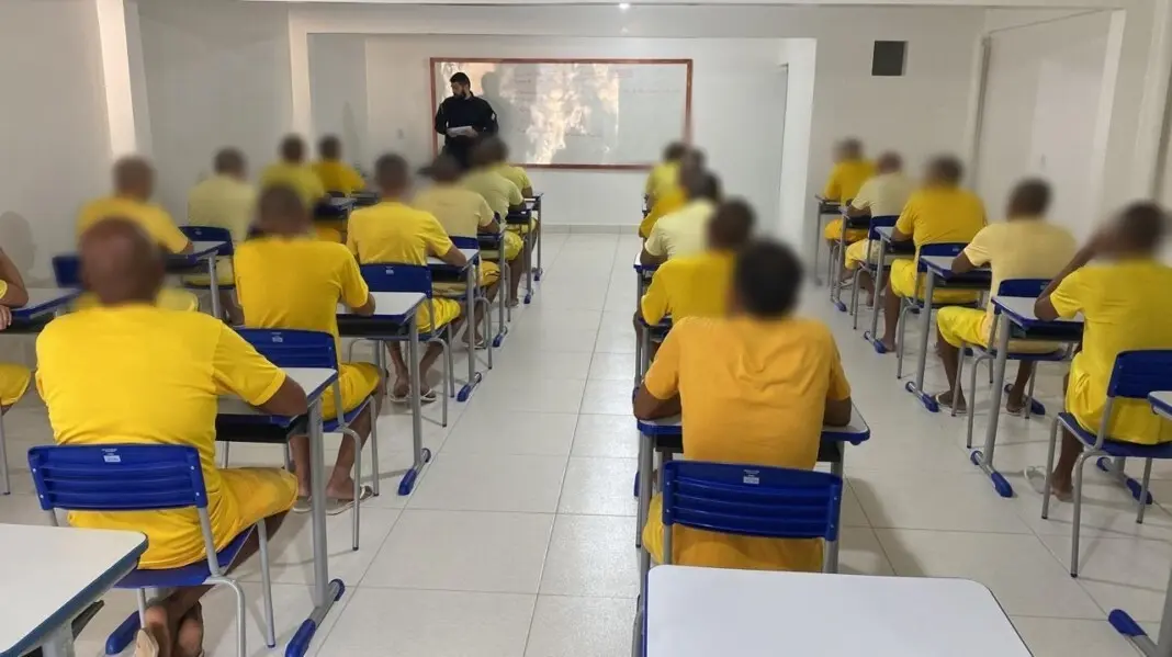 Detentos estudando para prova do Encceja