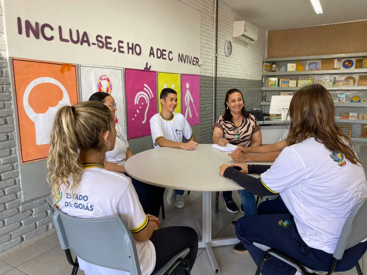 Alunos superdotados em reunião na escola