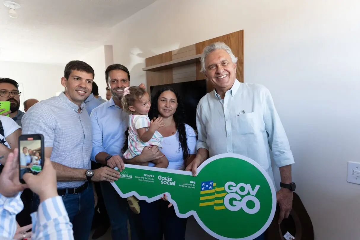 Governador entrega chaves das casas a custo zero