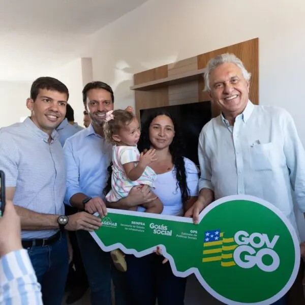 Governador entrega chaves das casas a custo zero